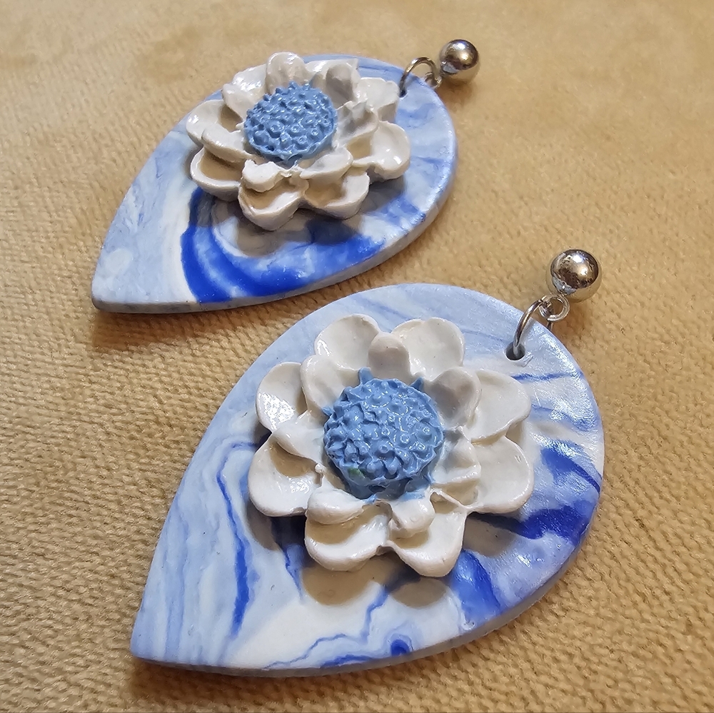 ✨️ Floral Blue Marbled Earrings ✨️ - Picture 3 of 3